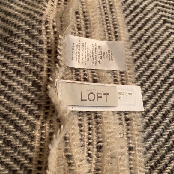 Loft thick gray and white scarf - Picture 3 of 5